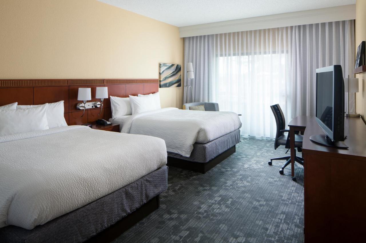 คอร์ตยาร์ด ฮันต์สวิลล์ ยูนิเวอร์ซิตี้้ ไดรฟ์ Hotel ภายนอก รูปภาพ