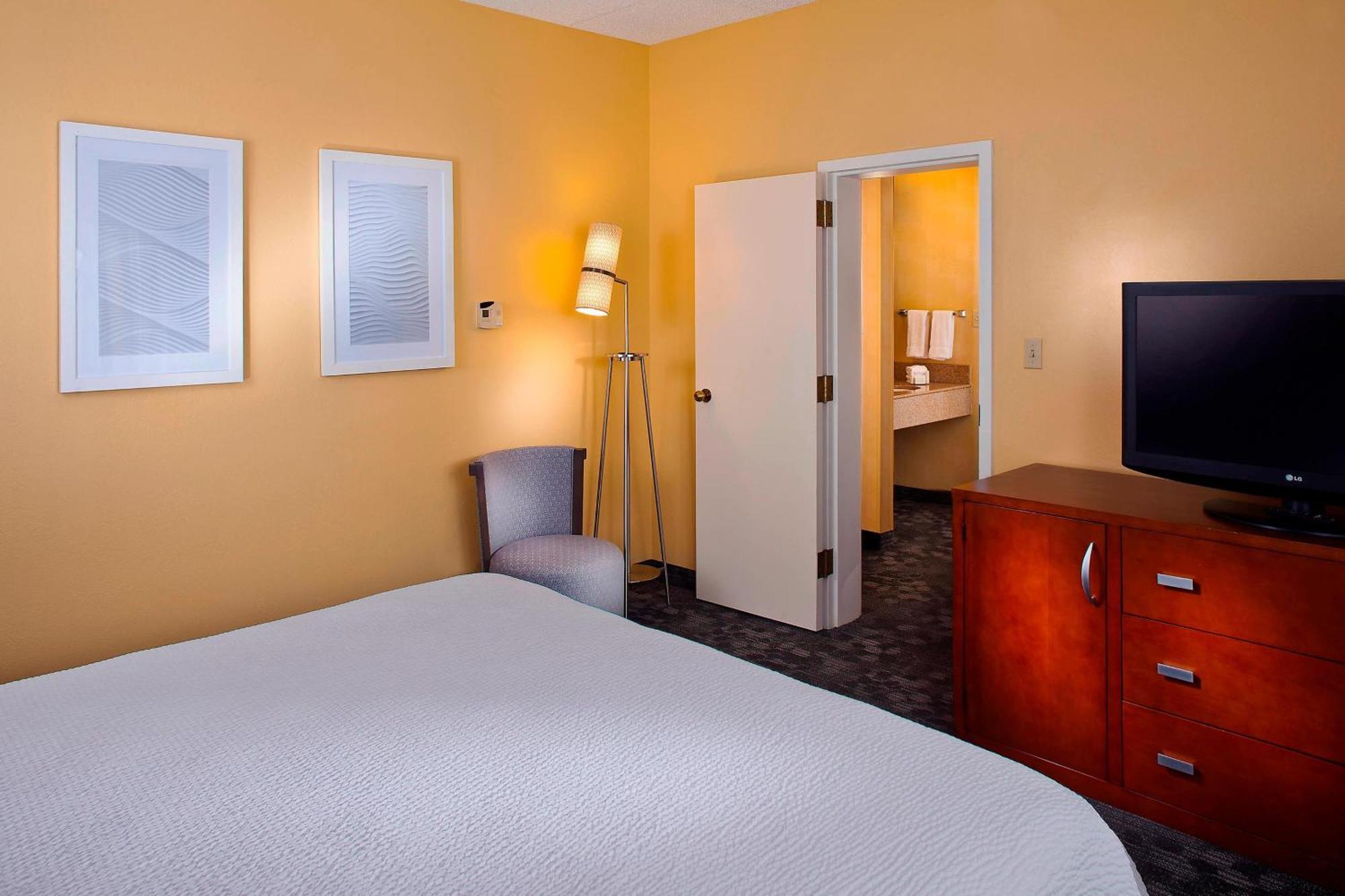 คอร์ตยาร์ด ฮันต์สวิลล์ ยูนิเวอร์ซิตี้้ ไดรฟ์ Hotel ภายนอก รูปภาพ